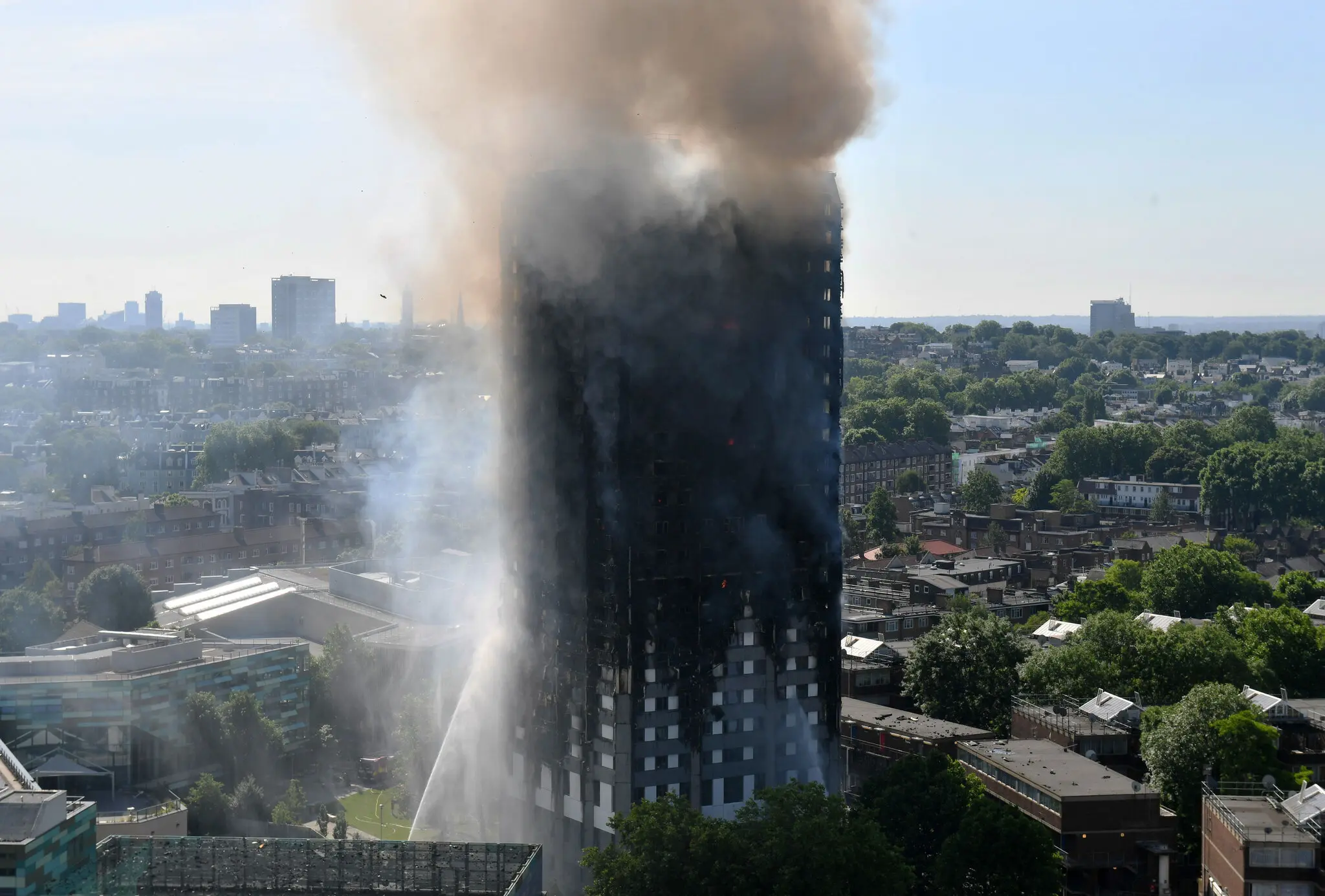 Уроки пожеж у Гонконгу та Grenfell: як фасади висоток перетворюються на пастку